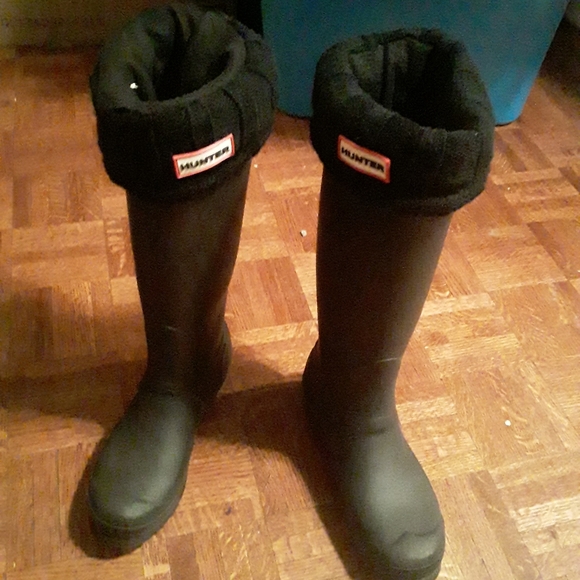Like New "Hunter" Womens Size 7 Tall Heavy Duty Rubber Boot With 2 Pair Of Socks - Picture 3 of 16